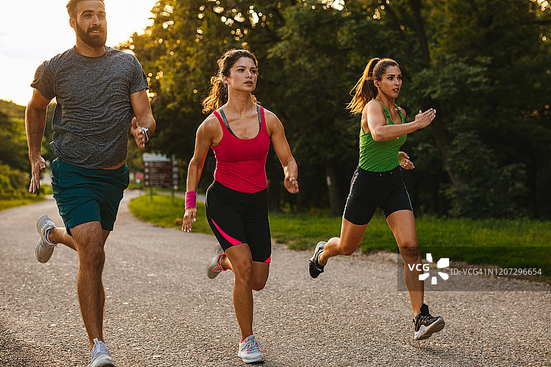 参加赛跑的年轻人群图片素材