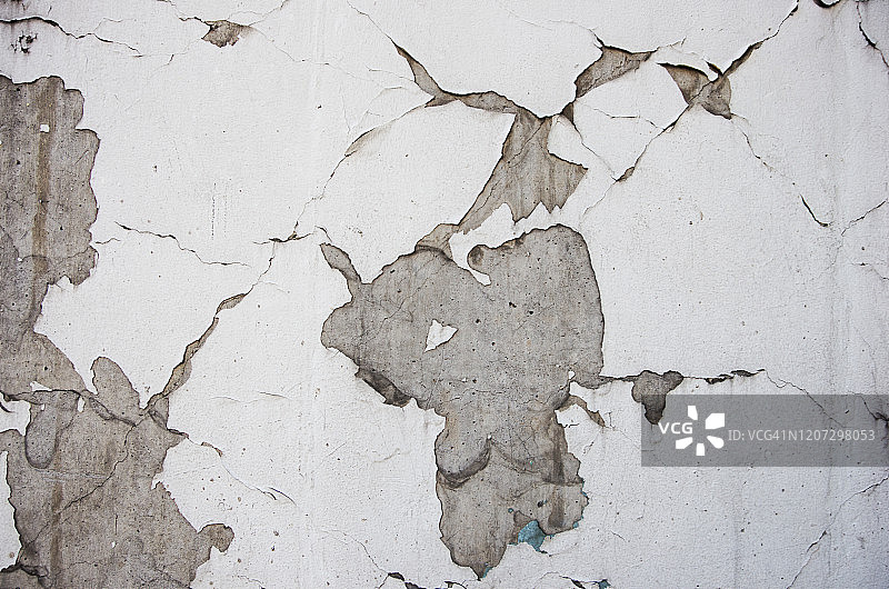 开裂的混凝土外墙，白色油漆剥落图片素材