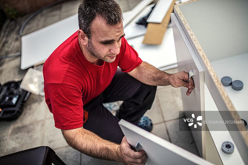 能干的勤杂工在工作图片素材