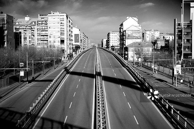 米兰交通管制期间的空旷街道和建筑物城市景观图片素材