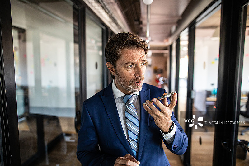 商人通过智能手机发送语音消息图片素材