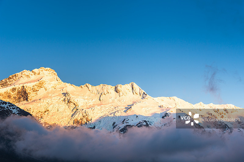 通往新西兰南岛库克山国家公园的路，前景为普卡基湖，后景为库克山图片素材