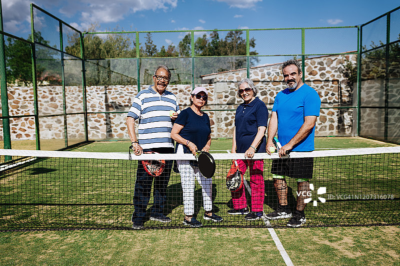 在春天户外打板式网球的拉丁裔老人图片素材