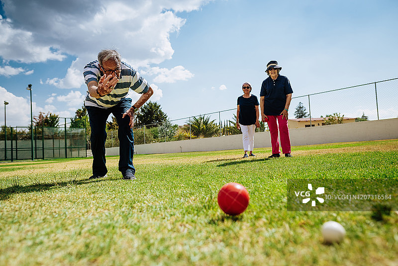 玩滚球的健康老年人图片素材