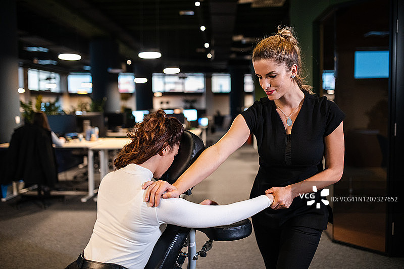 你需要放松，剩下的交给我这双神奇的手图片素材