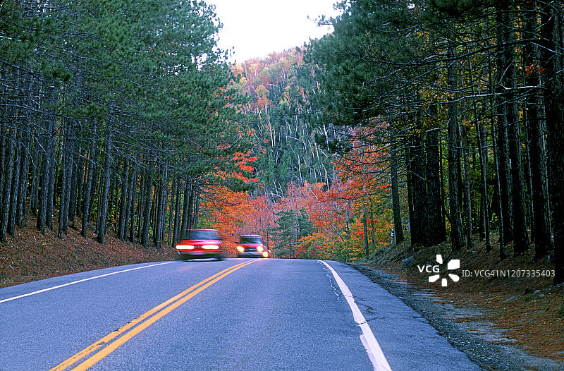 纽约州阿迪朗达克州立公园的道路，2004年10月21日图片素材