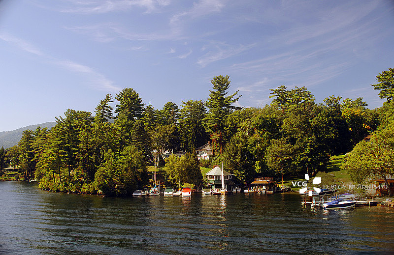 乔治湖岸边的房屋，阿迪朗达克山脉，纽约州图片素材