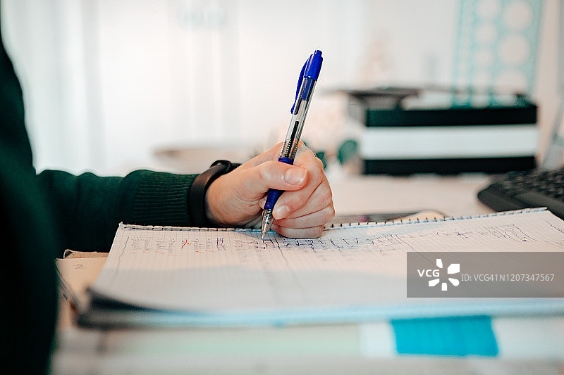 特写：青少年男孩写作业图片素材