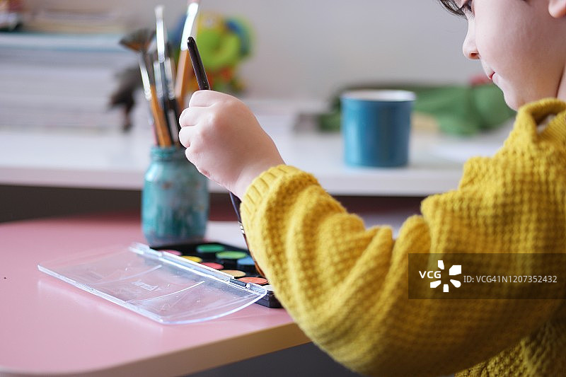 可爱的小男孩正在画画图片素材