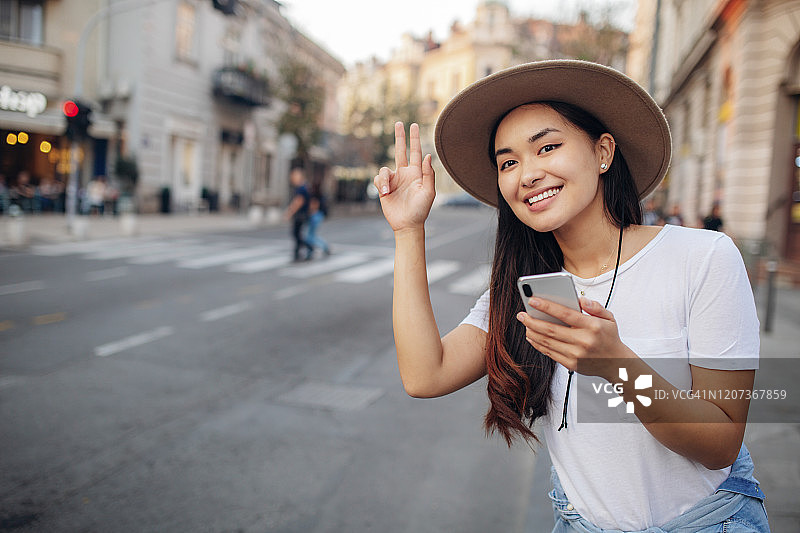 可爱的亚洲女人在呼叫交通工具图片素材