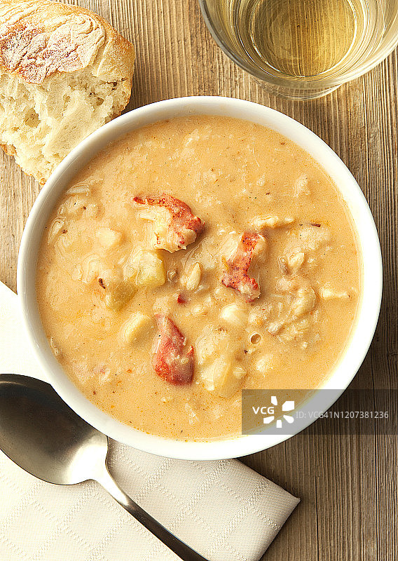 龙虾浓汤与葡萄酒、面包图片素材