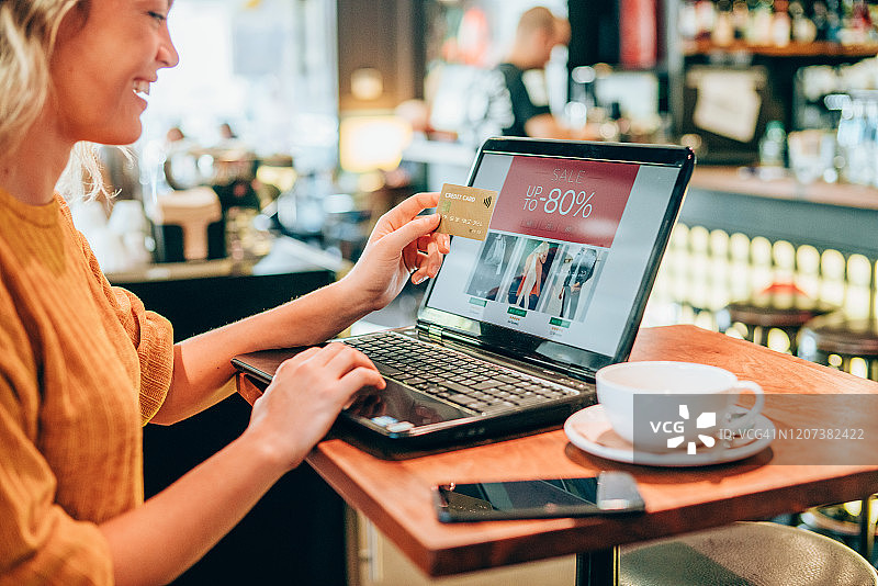 在线购物的女人图片素材