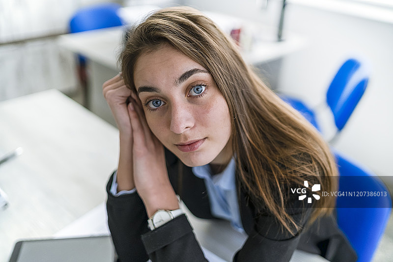 办公室里感到无聊的商务女人图片素材