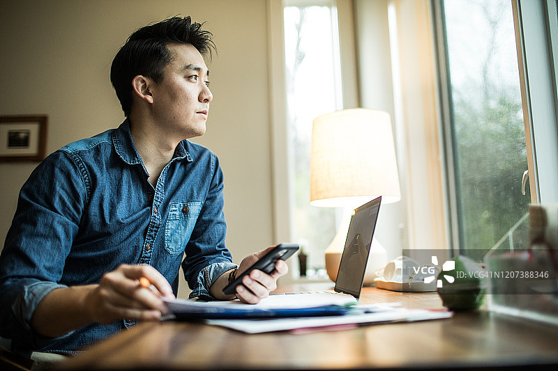 30岁出头的男人在家办公图片素材