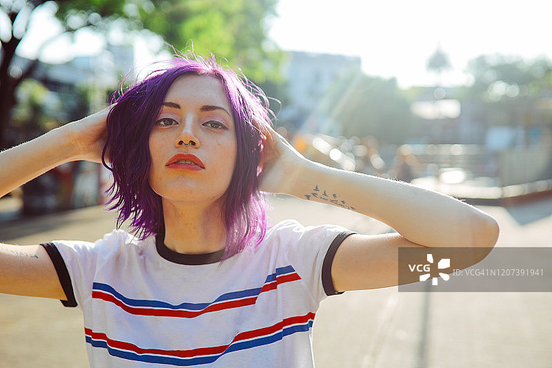 布宜诺斯艾利斯巴勒莫的年轻女人肖像图片素材