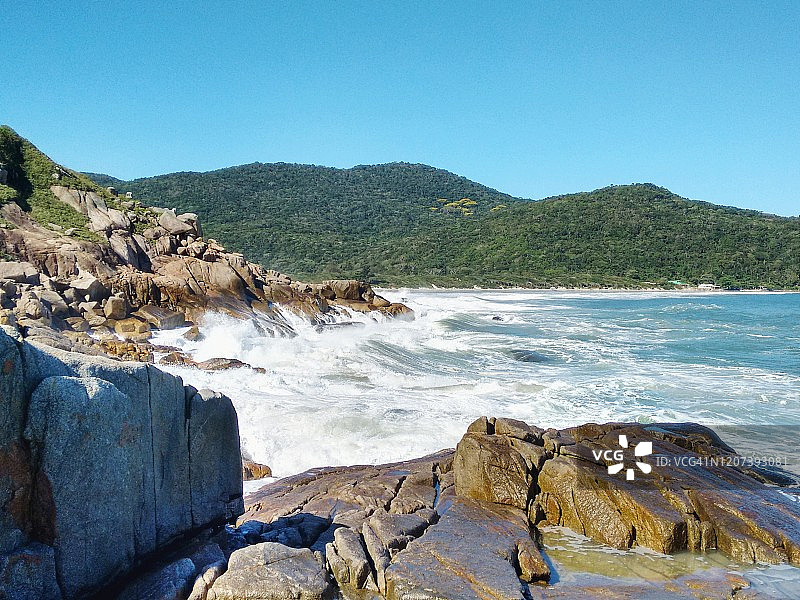 海浪、岩石、海洋、海岸和大西洋森林图片素材