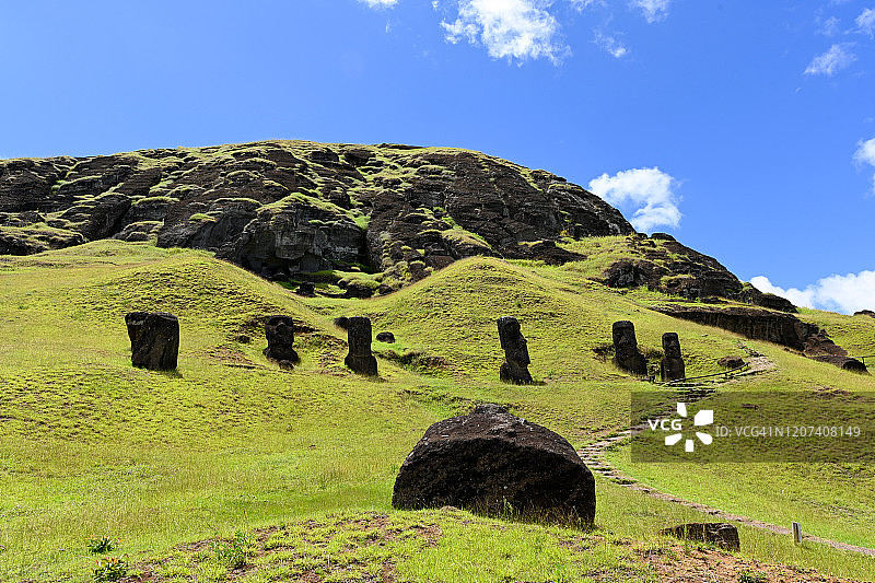 复活节岛拉诺拉腊库火山与摩艾石像的风景，智利图片素材