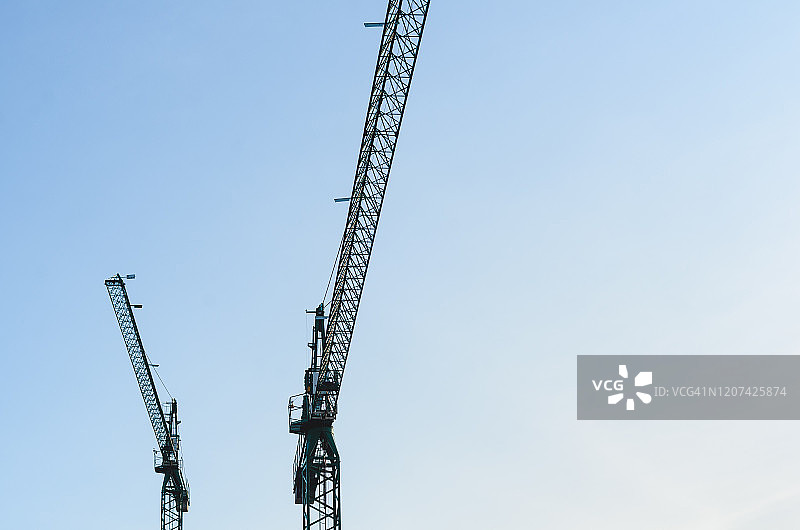 建筑工地上的起重机图片素材