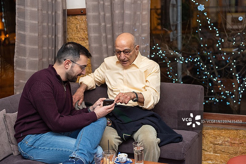 学习如何使用手机App的年长男人图片素材