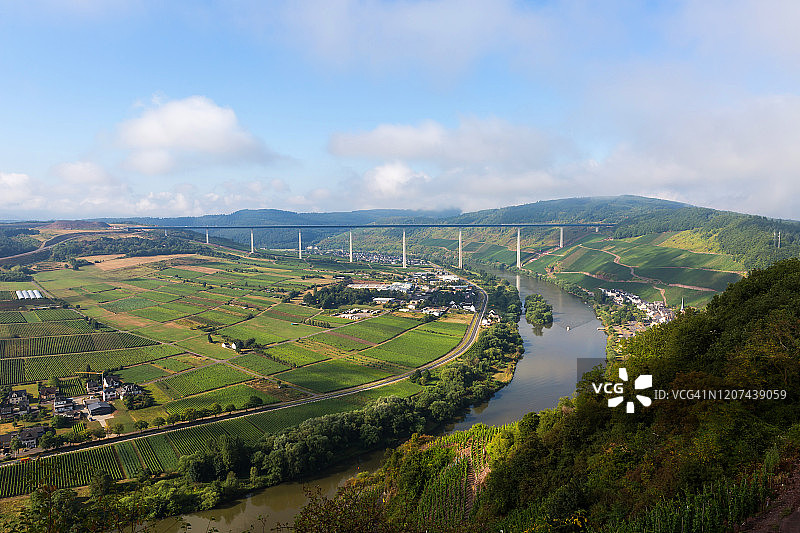 摩泽尔河谷与大型新建公路桥图片素材
