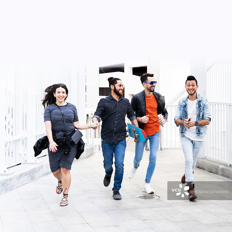 抵达火车站的一群朋友图片素材