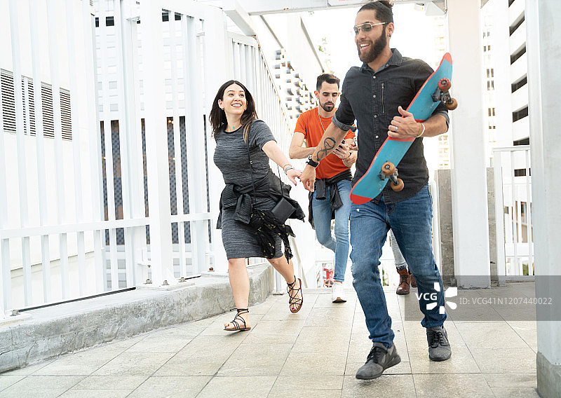 我们正在前往各地。图片素材