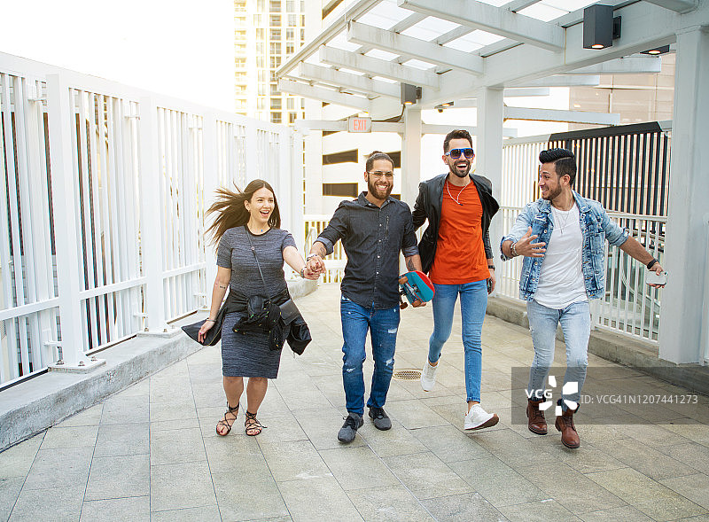 总在奔波的年轻人图片素材