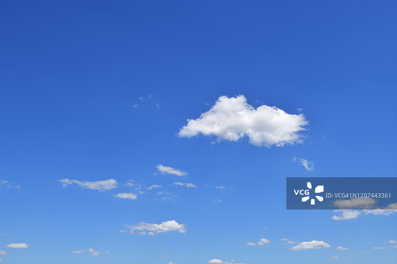 晴朗蓝天上的云彩图片素材