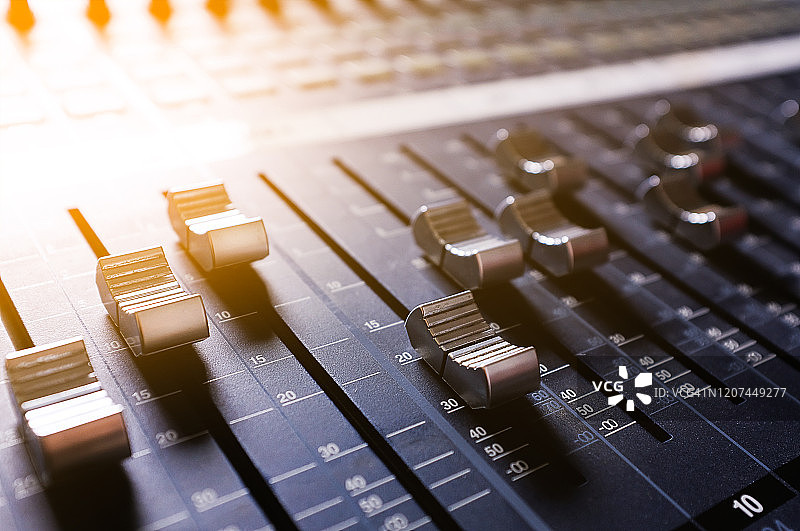 音频设备：工作室调音台旋钮和推子图片素材
