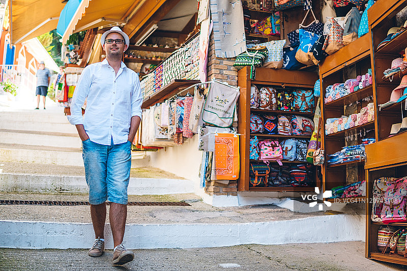 游客在街头市场图片素材