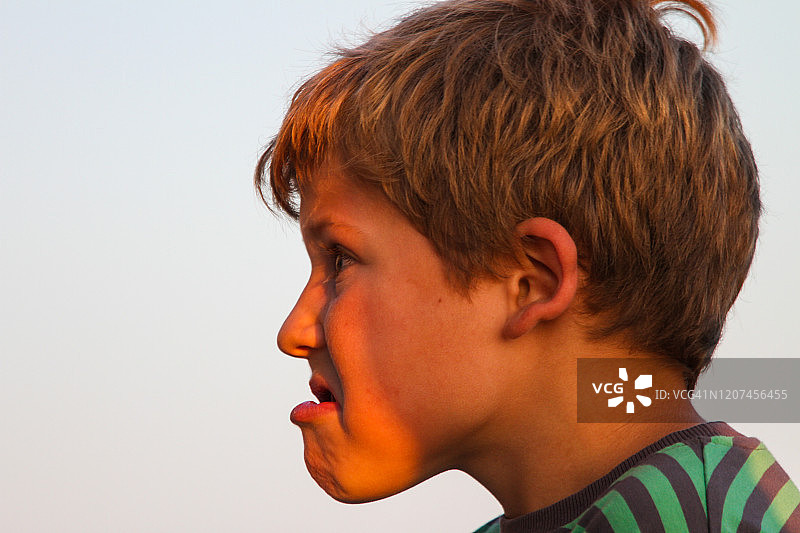 男孩做鬼脸图片素材