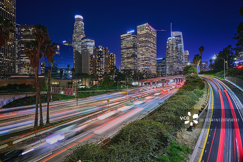 洛杉矶市中心日落光轨图片素材