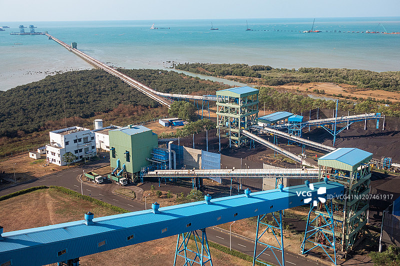 通过输送机将港口的煤炭运输到发电厂图片素材