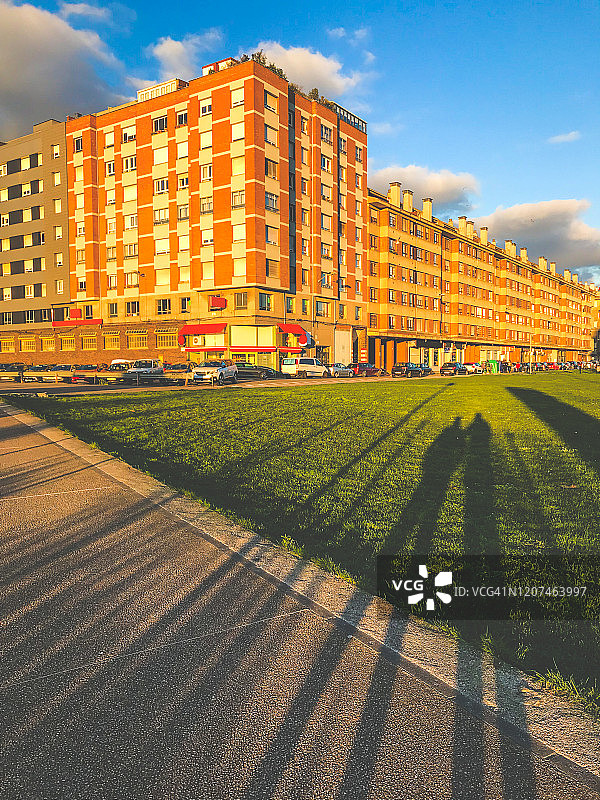 日落时分城市景观，前景有长长的阴影图片素材