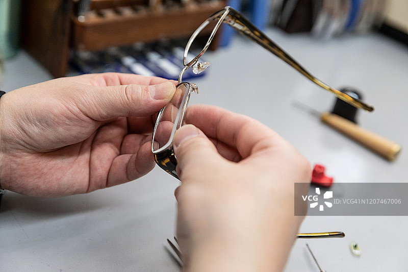 验光师制作眼镜图片素材