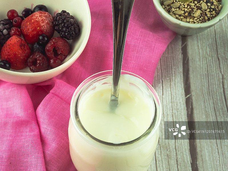 酸奶、浆果和种子碗的俯视图图片素材