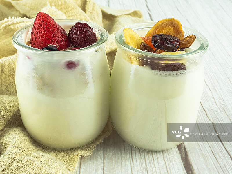 一杯浆果酸奶和一杯果干酸奶图片素材