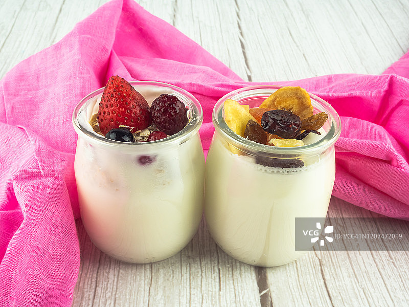 一杯浆果酸奶和一杯果干酸奶图片素材