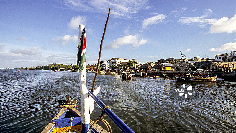 肯尼亚拉穆海峡的三角帆船图片素材