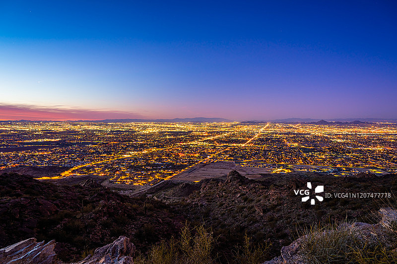 从南山俯瞰黄昏时分的菲尼克斯图片素材