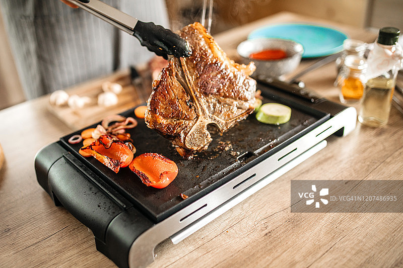 烤架上的T骨牛排图片素材