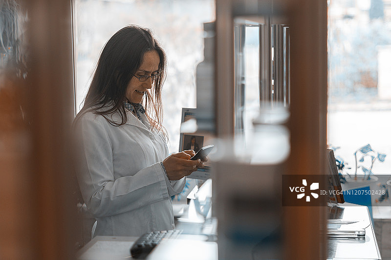 年轻漂亮的药剂师在工作中图片素材