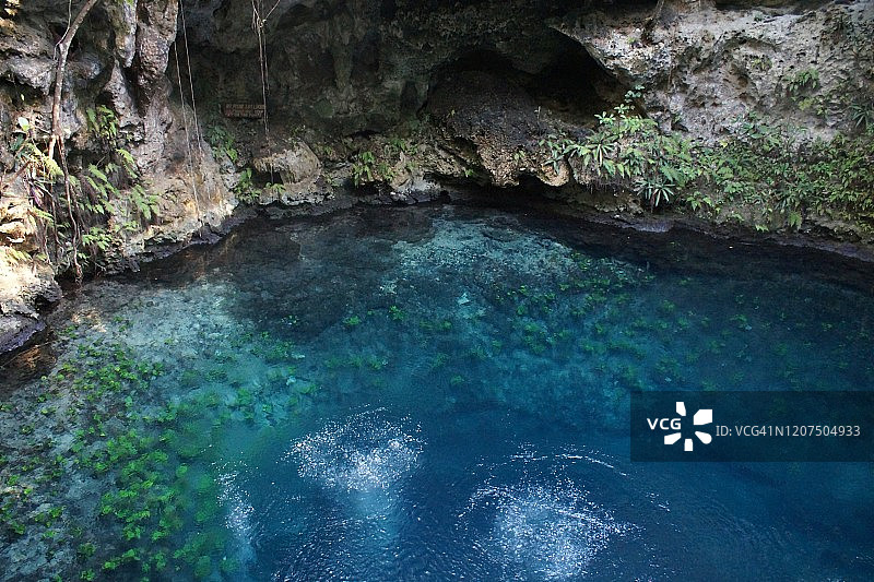 墨西哥莫雷洛斯港的萨波特天然井 - 潜水员在水下游泳图片素材