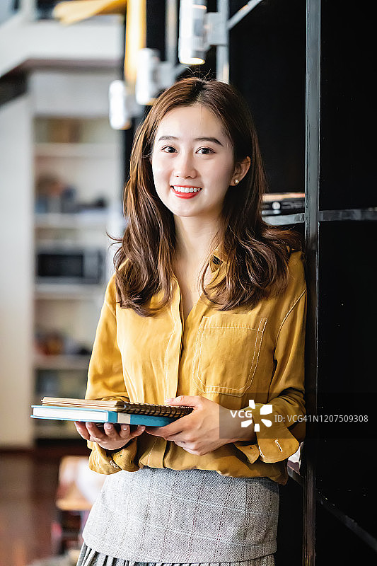 办公室里的亚洲女商人图片素材