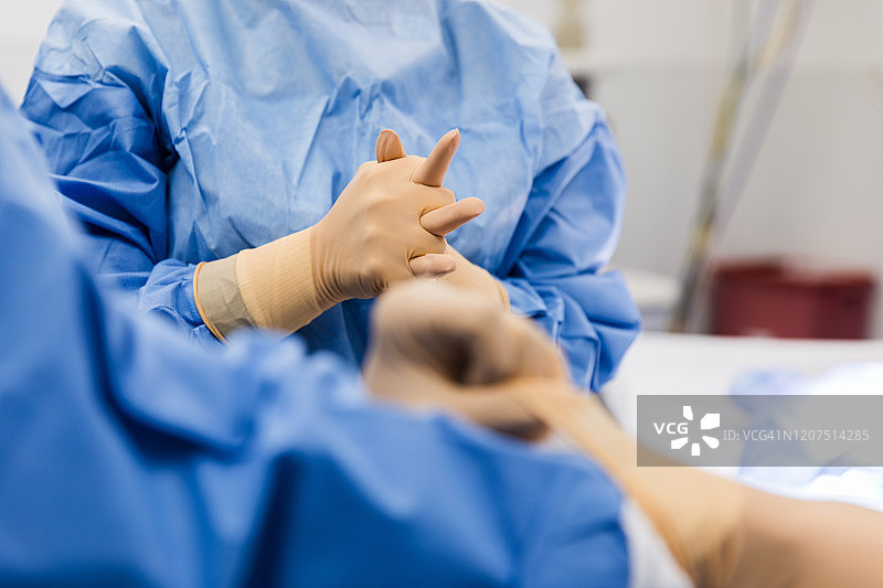 医生和护士戴上外科手套图片素材