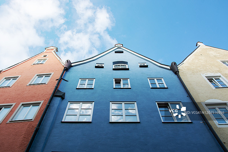 德国菲森的马加埃斯特拉德街，街道两旁是色彩缤纷的房屋和鹅卵石图片素材