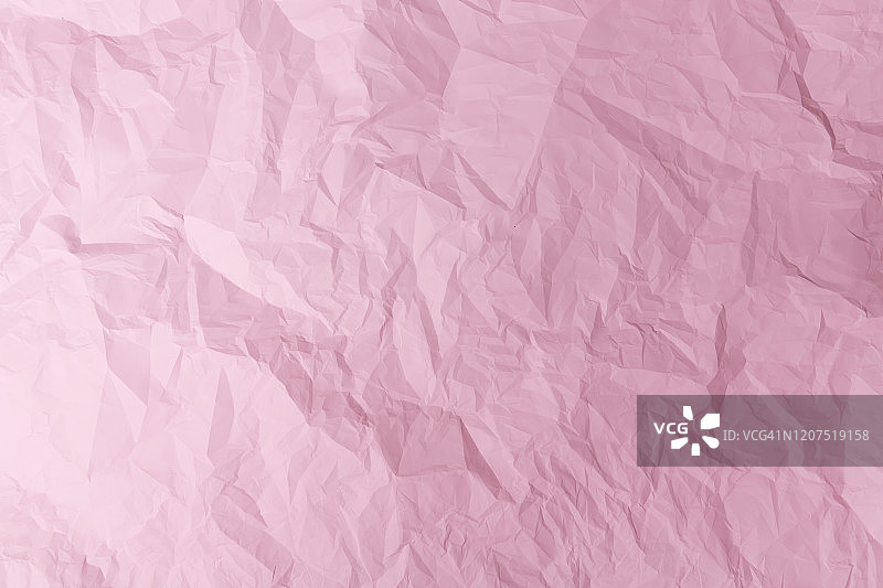 粉色皱纹纸纹理背景，适用于室内外装饰或手工艺品背景，抽象粉色纸背景图片素材