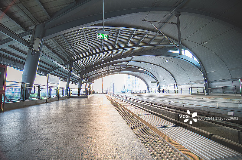 泰国机场快线：Ratchaprarop车站台上开往素万那普机场的列车图片素材