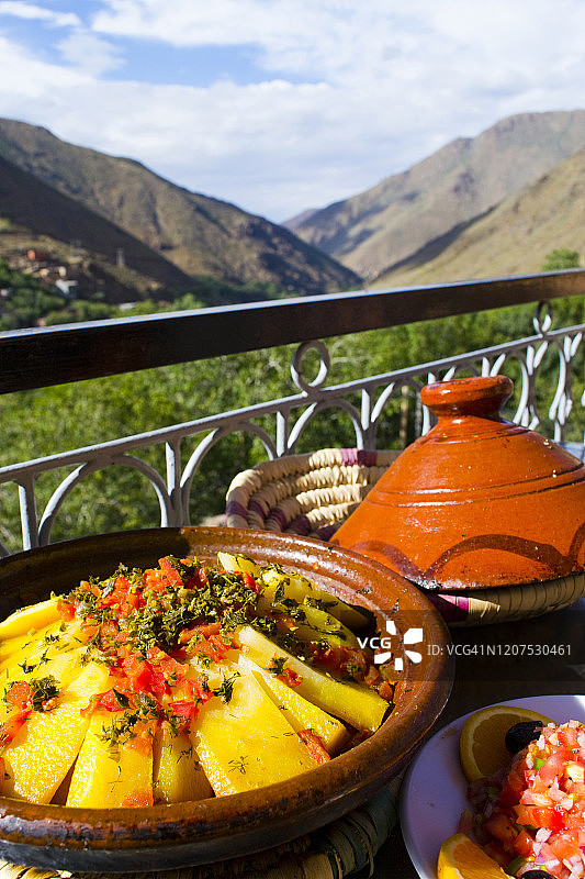 塔吉锅炖羊肉配土豆及洋葱番茄沙拉图片素材