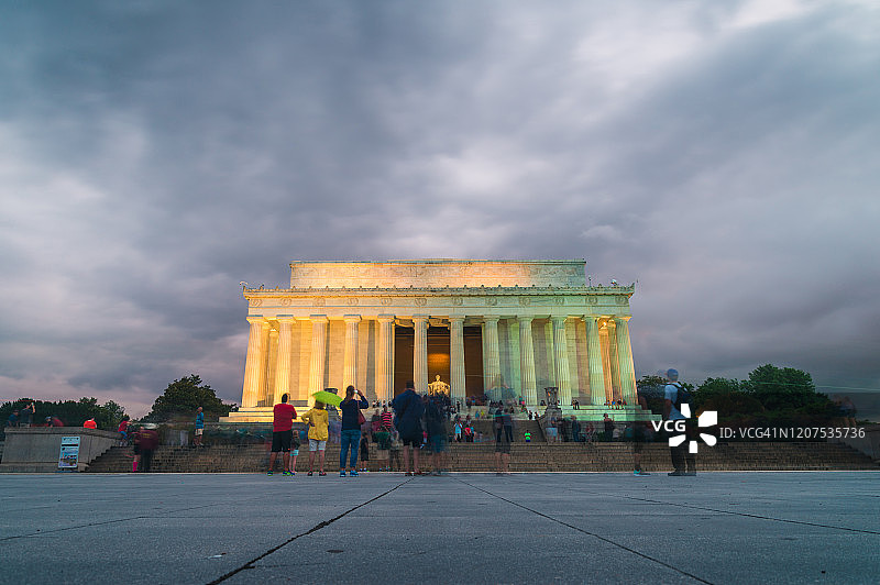 黄昏下的林肯纪念堂图片素材